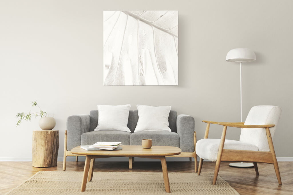 Salon minimalisme avec cadre photo sur un mur avec un intérieur de style scandinave.