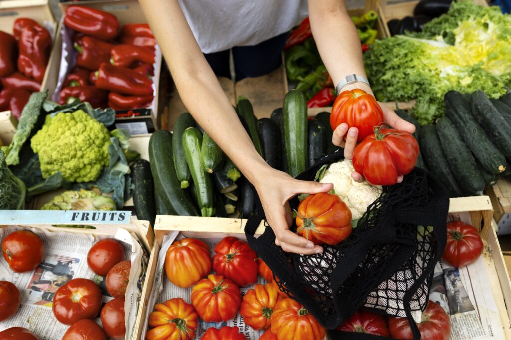 femme-qui-fait-ses-courses-sur-le-marché