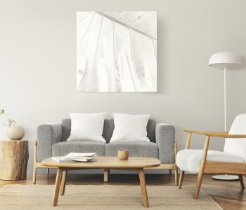 Salon minimalisme avec cadre photo sur un mur avec un intérieur de style scandinave.