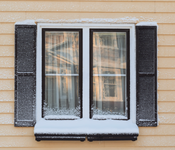 fenêtre-avec-de-la-neige