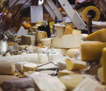 Stand de fromage sur le marché de la Fête du Ventre